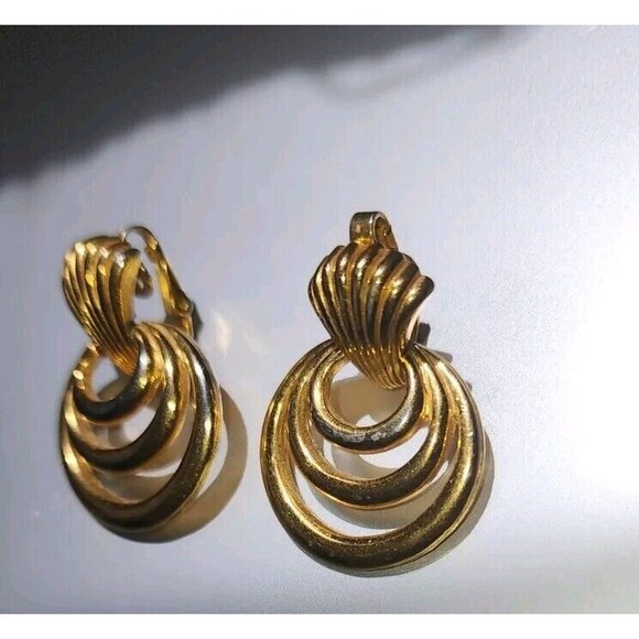 Vintage Trifari Gold Tone Dangle Drop Clip-On Earrings - Picture 2 of 4